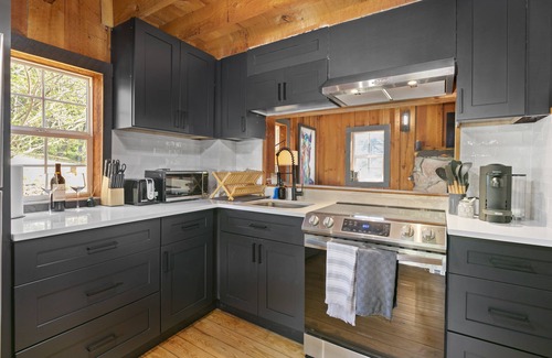 Woodfin Cabin | Cozy Cottage for Two - Asheville, NC