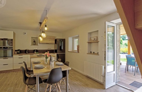 Pouilly-les-Feurs Cottage | Cozy cottage with spa and balcony in nature