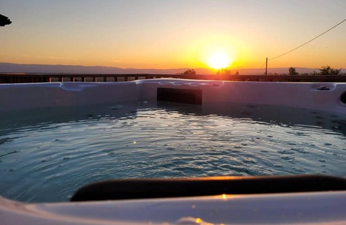 Pouilly-les-Feurs Cottage | Cozy Cottage for 8 Guests, Pets Allowed