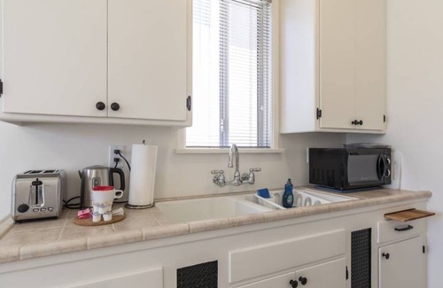 Burbank Apartment | Cozy Cottage - Full Kitchen & At-Home Comfort