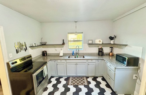 Gonzales House | 🏡Cozy Cottage Home located in the heart of Gonzales !