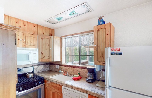 Yosemite West House | Cozy cottage inside Yosemite National Park with patio - near skiing