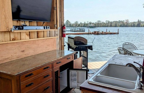 Cordele House | Cozy Cottage/mobile home on the water @ Lake Balckshear