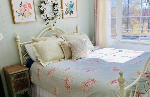 Shelbyville Other | Cozy cottage on beautiful Chickapoo Farm with amazing views.