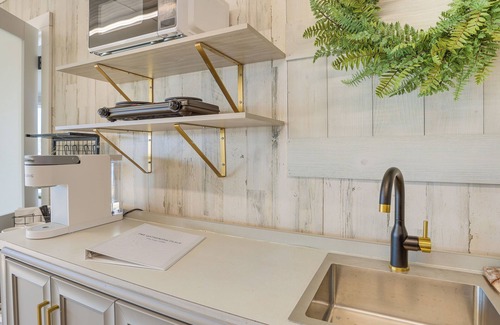 Wilsonville Cottage | Cozy Cottage on Main Channel of Lay Lake