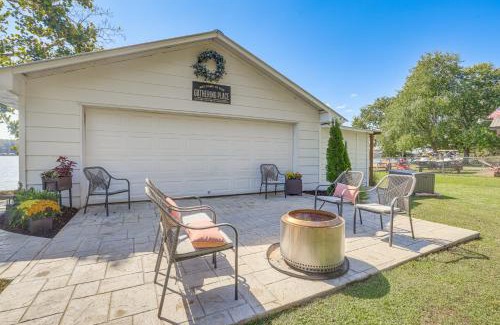 Wilsonville House | Cozy Cottage on Main Channel of Lay Lake