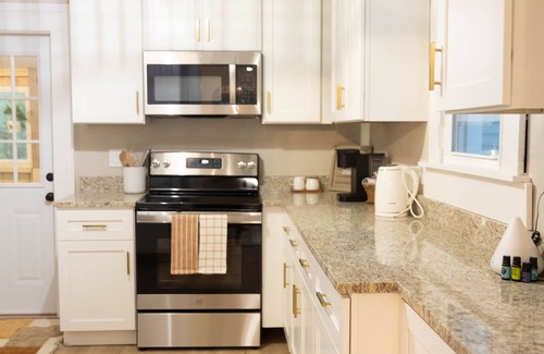 New Albany House | Cozy Cottage on Spring-Centrally Located and 10 mins from downtown Louisville