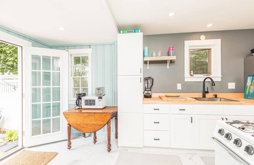 Hampton House | Cozy Cottage Steps from Hampton Beach, Sleeps 6, 2 car parking!