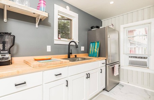 Hampton House | Cozy Cottage Steps from Hampton Beach, Sleeps 6, 2 car parking!