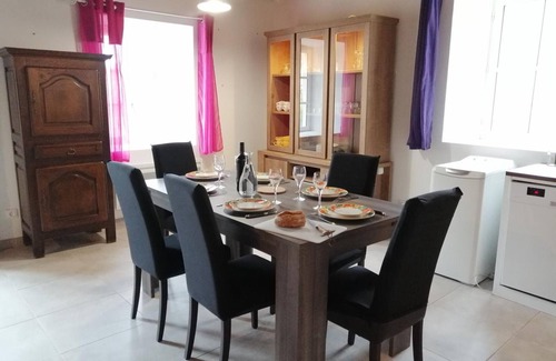 Charroux Cottage | Cozy cottage with shared pool, near Vichy