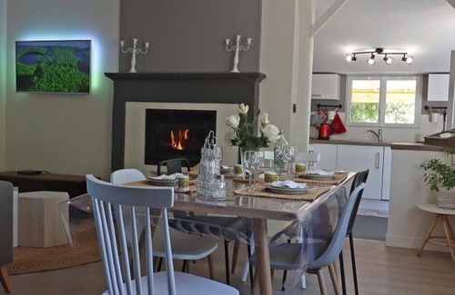 Joue-du-Plain Cottage | Cozy cottage with fiber, pets allowed