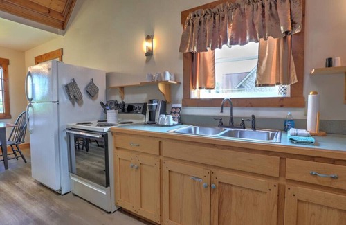 Millersburg Cottage | Cozy Cottage With Seasonal Resort Pool/Hot Tub