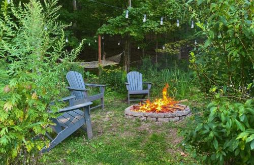 Livingston Manor House | Cozy Cottage with Jacuzzi and Fire Pit and Reading Nook!