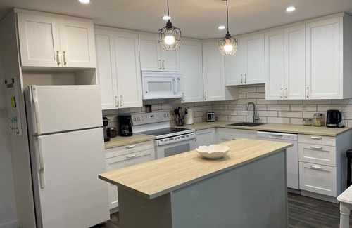 Golden House | Cozy Country Mountain Nest-Hot Tub coming soon! Mountain views-Family Friendly
