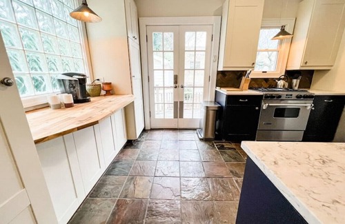 Roselawn Finance House | Cozy Craftsman | East Hyde Park