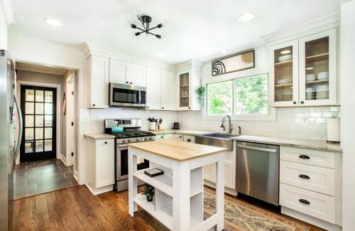 Knoxville House | Cozy Creekside Rancher-Heart of Downtown Knoxville