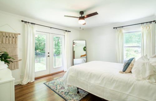 Knoxville House | Cozy Creekside Rancher-Heart of Downtown Knoxville