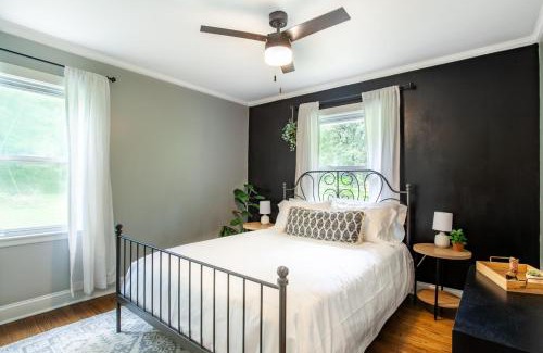 Knoxville House | Cozy Creekside Rancher-Heart of Downtown Knoxville