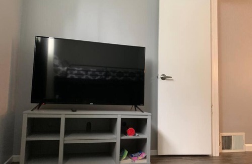 Cleveland Apartment | Cozy Daisy 2 Bedrooms With Patio, Wi-Fi, Parking & Self Check In
