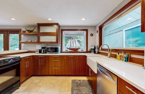 Lincoln Beach House | Cozy, Depoe Bay retreat— w/ocean & beach access via trail