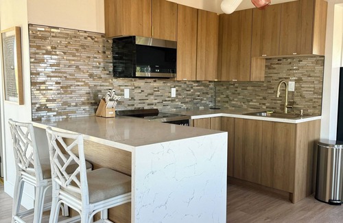 Landers House | Cozy Desert Getaway with 5 acres of land and wood fired hot tub. Pet friendly!