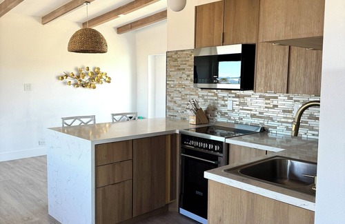 Landers House | Cozy Desert Getaway with 5 acres of land and wood fired hot tub. Pet friendly!