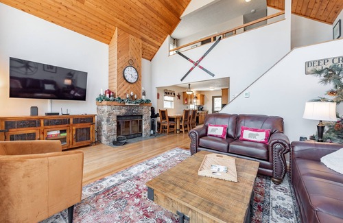 North Glade Hills House | Cozy Dog Friendly Chalet w/Views & Game Room
