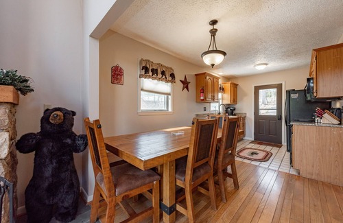 North Glade Hills House | Cozy Dog Friendly Chalet w/Views & Game Room