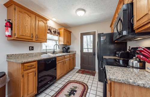 North Glade Hills House | Cozy Dog Friendly Chalet w/Views & Game Room