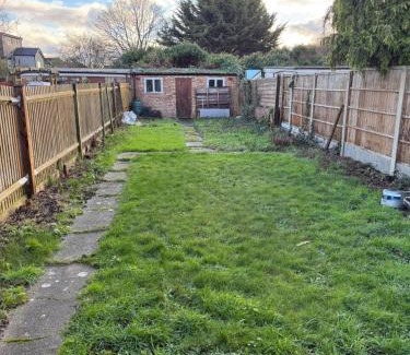 Enfield Highway House | Cozy Double Room in North London with Great Transport Links