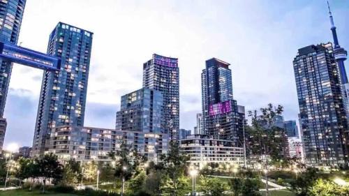 CityPlace Apartment | Cozy Downtown 1BR Den Free Parking near CN Tower