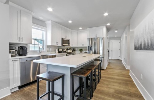 Lake Geneva House | Cozy Downtown Farmhouse on Wells, 5BR 3 BA Sleeps 15!