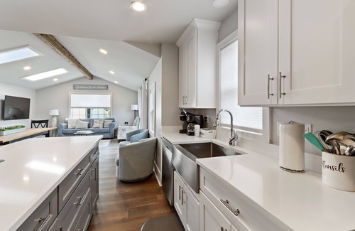 Lake Geneva House | Cozy Downtown Farmhouse on Wells, 5BR 3 BA Sleeps 15!