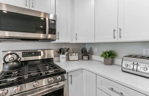 Lake Geneva House | Cozy Downtown Farmhouse on Wells, 5BR 3 BA Sleeps 15!