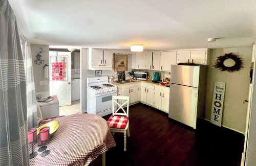 Pittston Apartment | Cozy Downtown Pittston Waterfall Glen 2BR 3 Bd 3 Sofa bed 3 TVs Laundry & Kureg