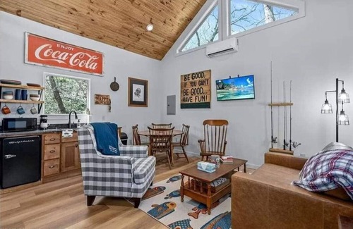Cecil Cabin | Cozy dual-cabin experience on Washburn Mountain in peaceful Greenwood, Arkansas.