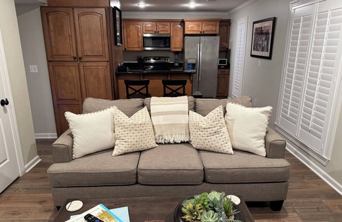 Oxford Condo | Cozy End Unit Condo just One Block from the Square