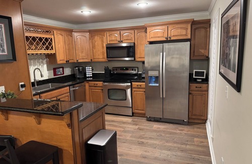 Oxford Condo | Cozy End Unit Condo just One Block from the Square