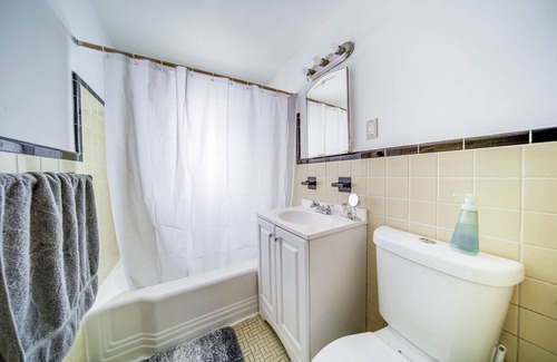 Euclid Apartment | Cozy Euclid Apartment: Near Downtown!