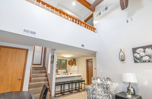 The Galena Territory Condo | Cozy Fall Golf View Retreat | 2 King Bed Suites, Fireplace & Pool Access