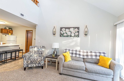 The Galena Territory Condo | Cozy Fall Golf View Retreat | 2 King Bed Suites, Fireplace & Pool Access