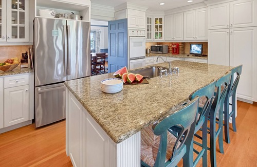 Chilmark House | Cozy Family Escape with Private Beach Access and Shared Tennis Courts