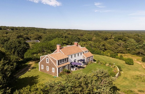 Chilmark House | Cozy Family Escape with Private Beach Access and Shared Tennis Courts