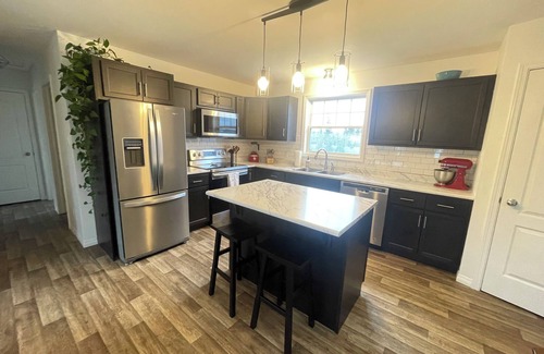 Kensington House | Cozy Family Home in the heart of Kensington. Close to all amenities!