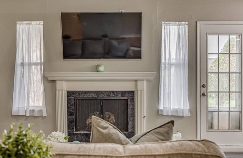 Moore House | Cozy-Family Sized home! - Centrally Located