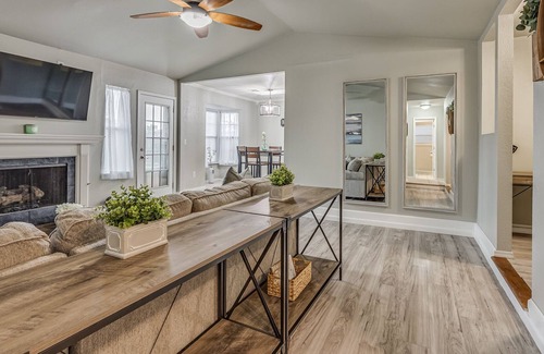 Moore House | Cozy-Family Sized home! - Centrally Located