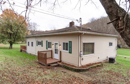 Waynesburg House | Cozy farm stay near wedding venue Peaceful location