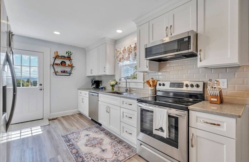 Troutville House | Cozy Farmhouse, Hot tub and Sauna on 8 acres!