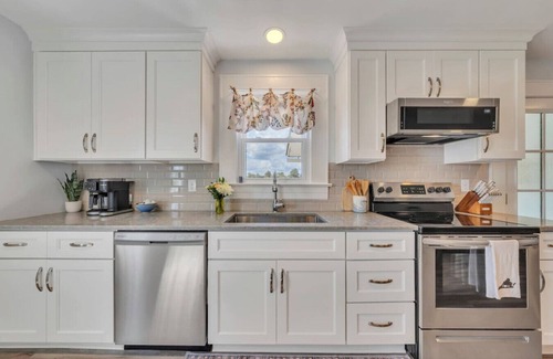 Troutville House | Cozy Farmhouse, Hot tub and Sauna on 8 acres!
