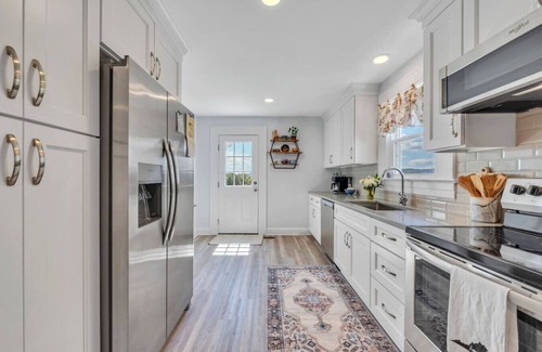 Troutville House | Cozy Farmhouse, Hot tub and Sauna on 8 acres!
